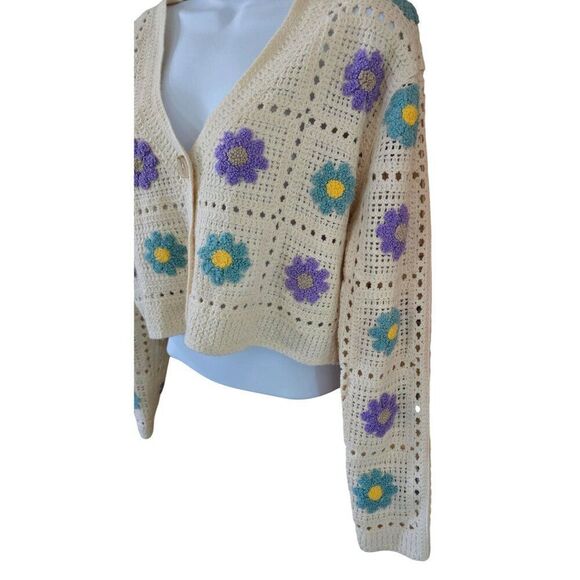 Crocheted Flower Pattern ButtonUp cropped Cardigan Sweater cottagecore fairycore - Picture 3 of 10
